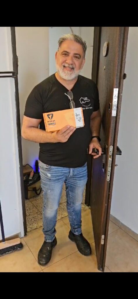 מנעולן בעכו והסביבה - שירות מקצועי ומיידי לכל סוגי הדלתות והמנעולים אם אתם זקוקים לשירות מנעולן בעכו, הגעתם למקום הנכון! אני  לוי דהן, מנעולן מקצועי עם ניסיון עשיר בתחום המנעולנות , המספק שירותים בעכו והסביבה. אני כאן כדי להציע לכם פתרון מהיר, אמין ומקצועי לכל בעיה עם הדלתות והמנעולים שלכם.